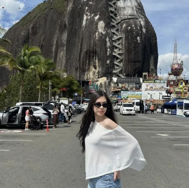 Alejandra Díaz durante su viaje a Colombia